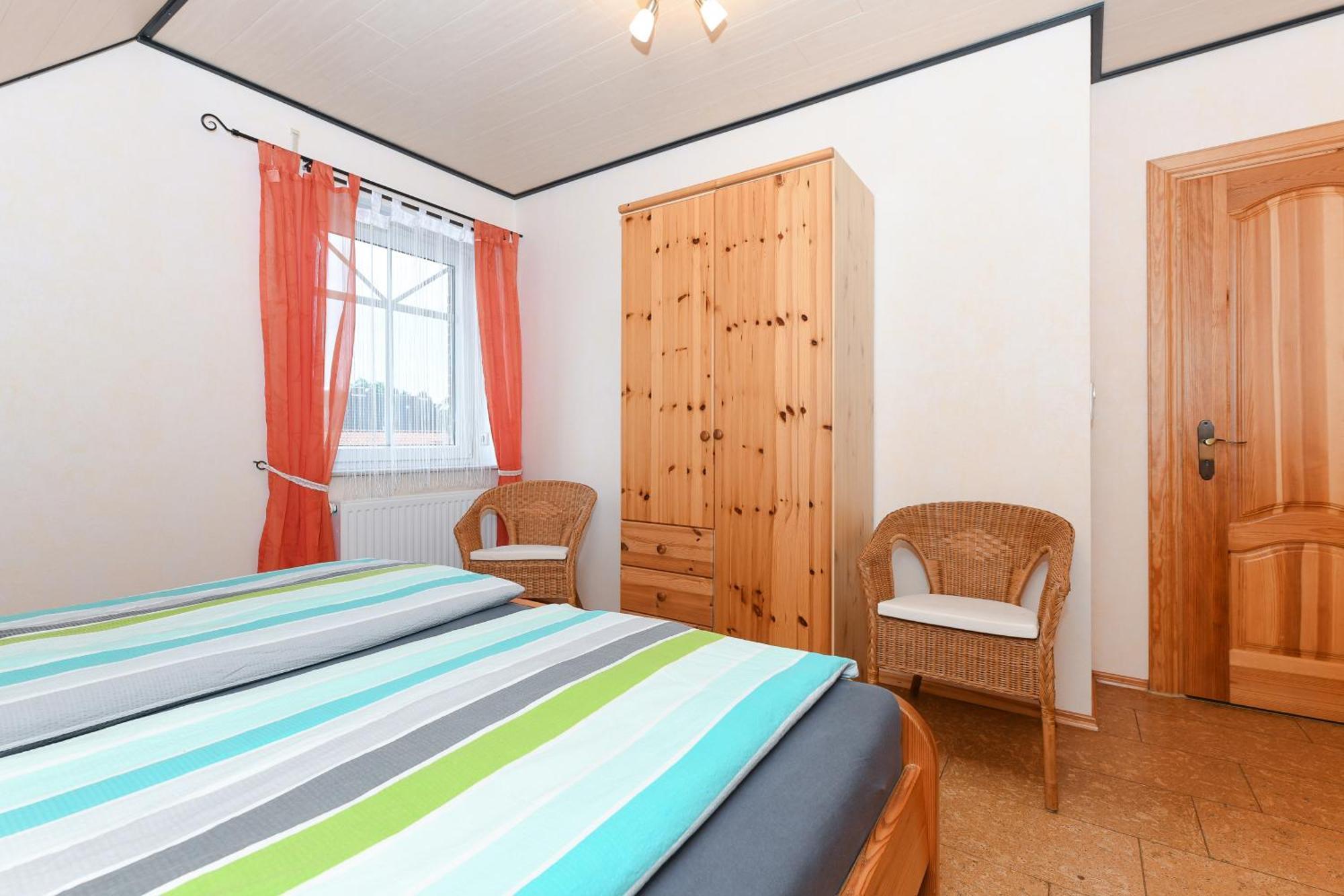 Ferienwohnungen Im Haus Flinthoern Neuharlingersiel Exterior photo
